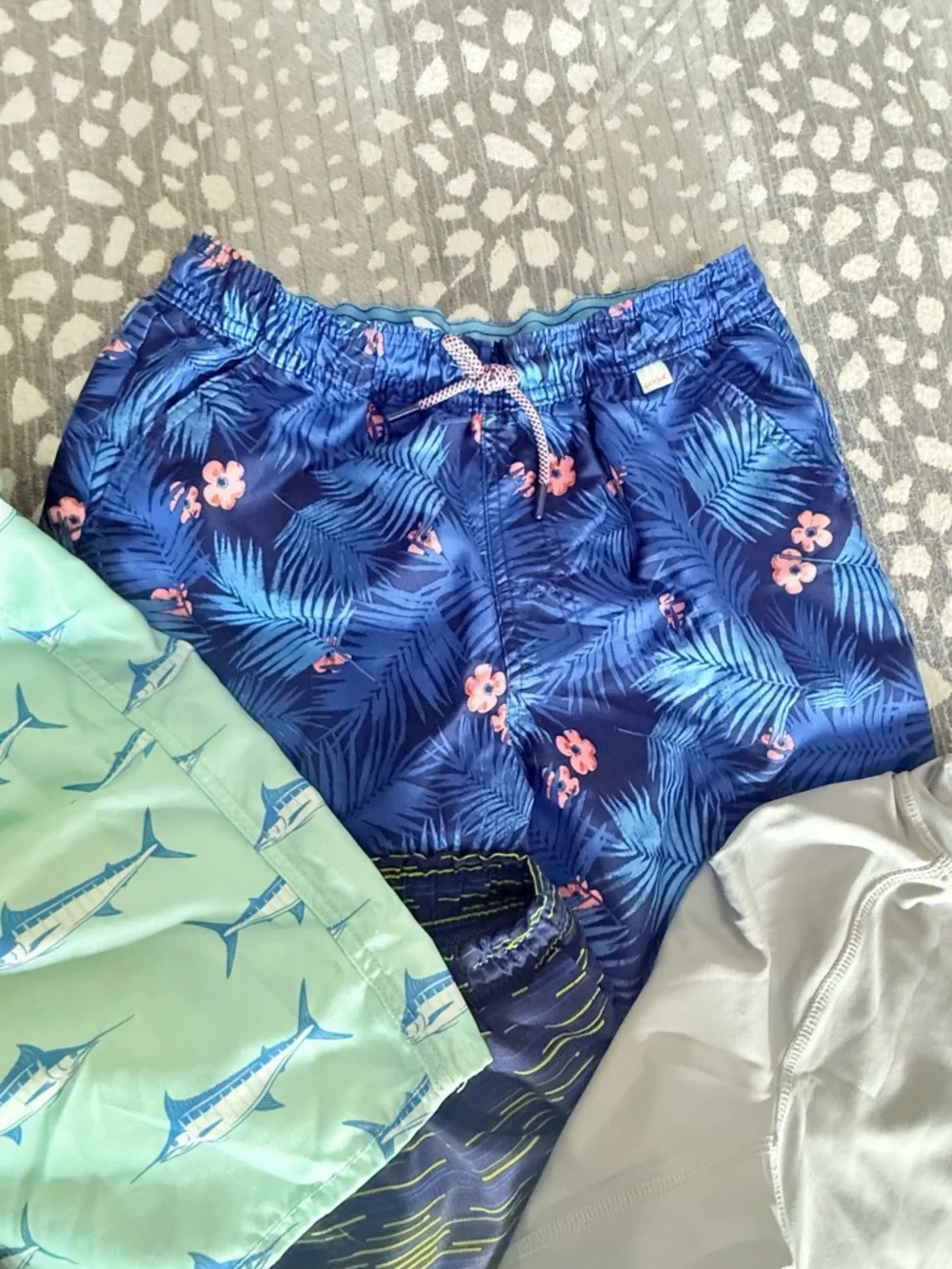K120- (5) swim trunks Eddie Bauer Kids Swim Set - (1) Gray Rash Guard